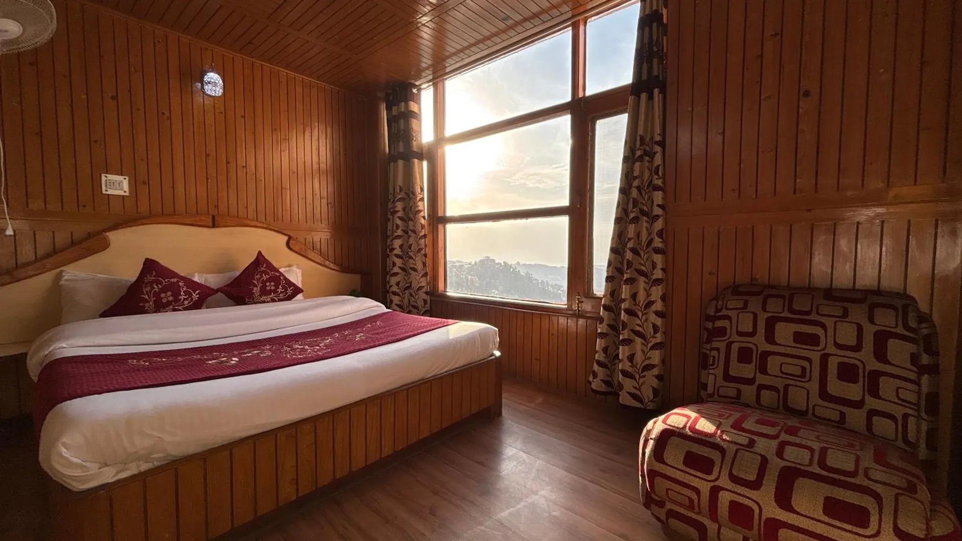 Himachal Pradesh Inn Pal-Ace With Mountain View Hotel 심라